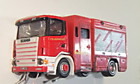 Автомобиль пожарный  SCANIA с работающими фарами и спецсигналами масштаб 1/64