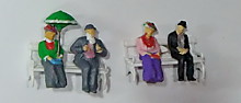 Набор фигурок 1-2 эпоха (1880-1920 г.г.)  "сидячие" на лавочках Pfaizer: в наборе 4 фигурки и 2 лавочки, №126